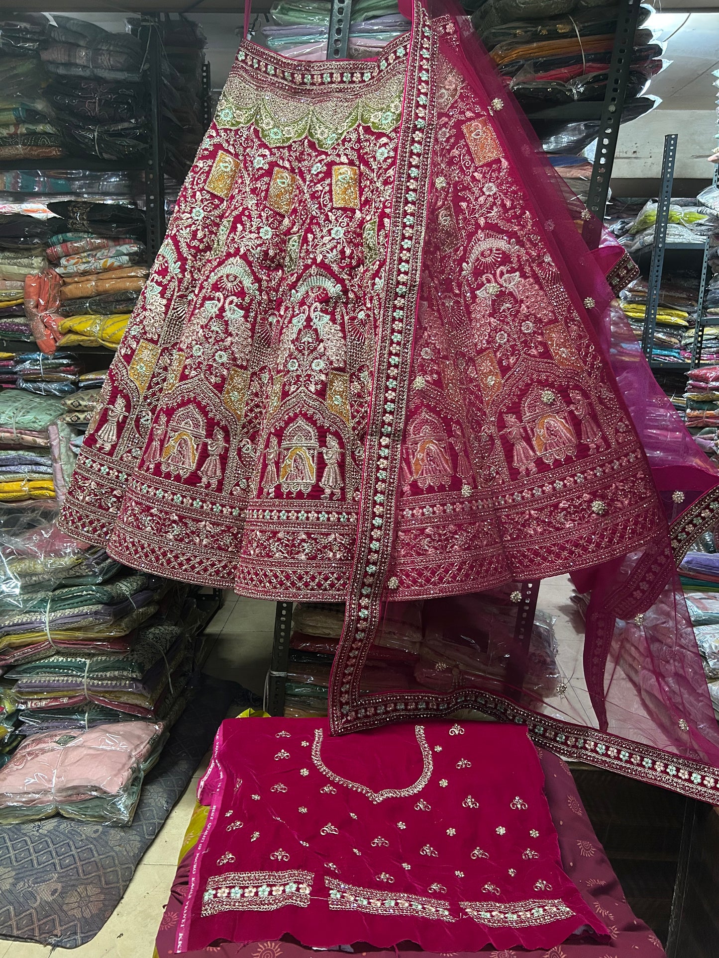 Espléndida lehenga nupcial doli Barat roja