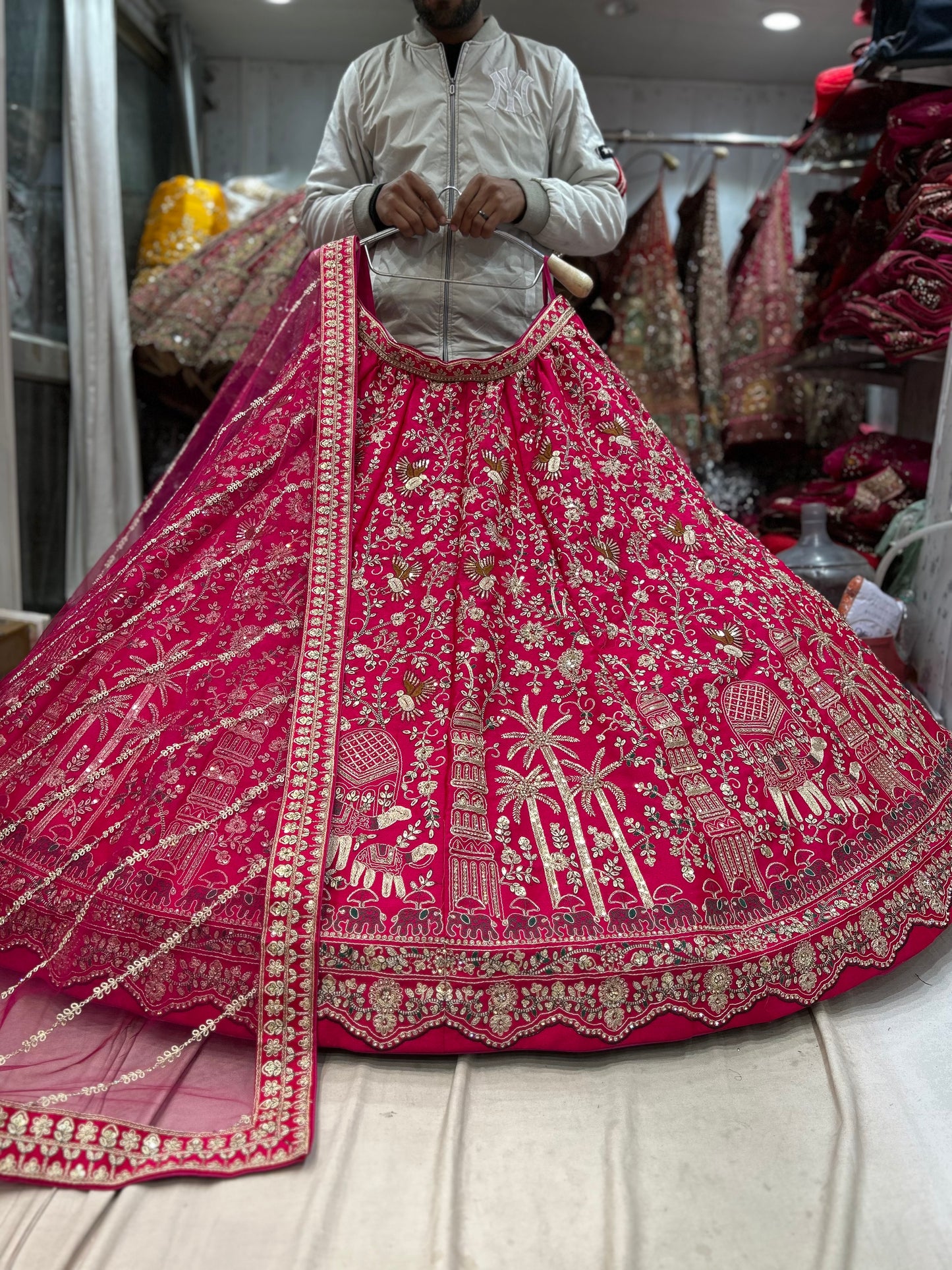 Lehenga nupcial con vuelo enorme de rani rojo de última diseñadora