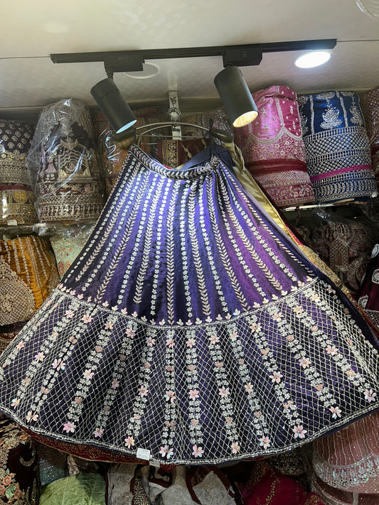 Lehenga violeta morada y elegante