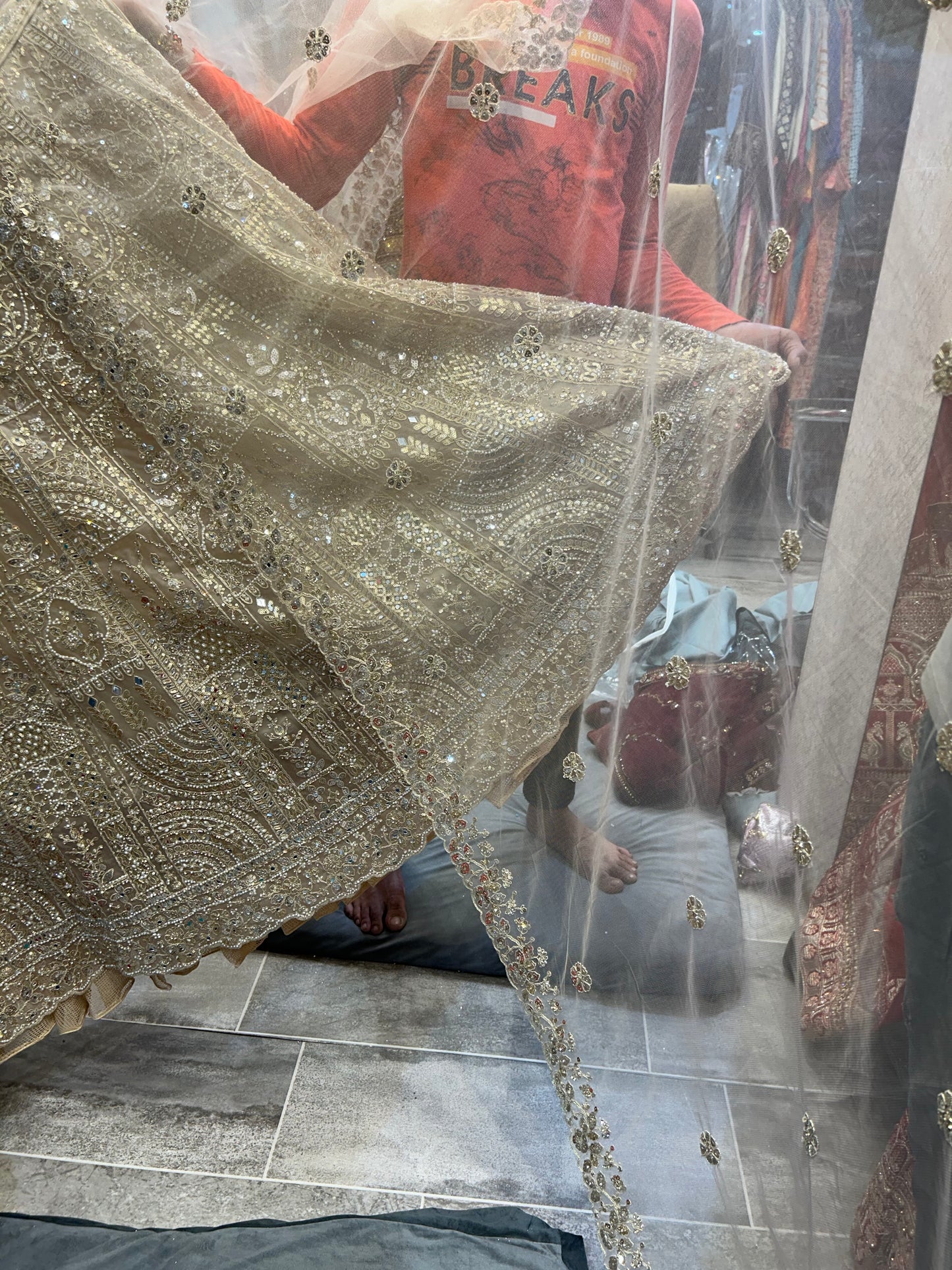 Lehenga llamativa con espejo dorado y blanco roto