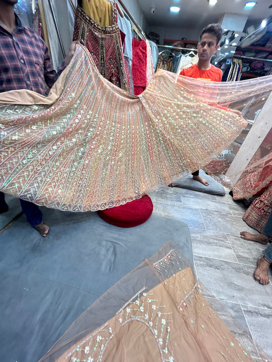 Elegante lehenga en color beige, rosa melocotón