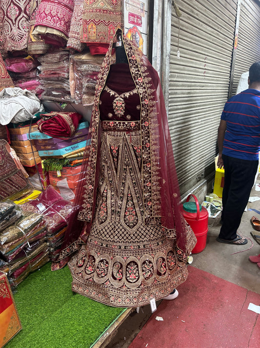 Lehenga de bola de color granate rojo Gajab