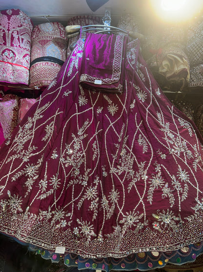 Lehenga de diseñador hecha a mano en color rosa oscuro