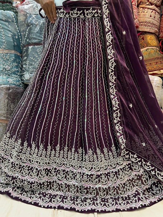 Hermosa lehenga violeta morada