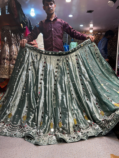 PDP Tejido de seda bordada a mano en color verde azulado Mehendi Lehenga