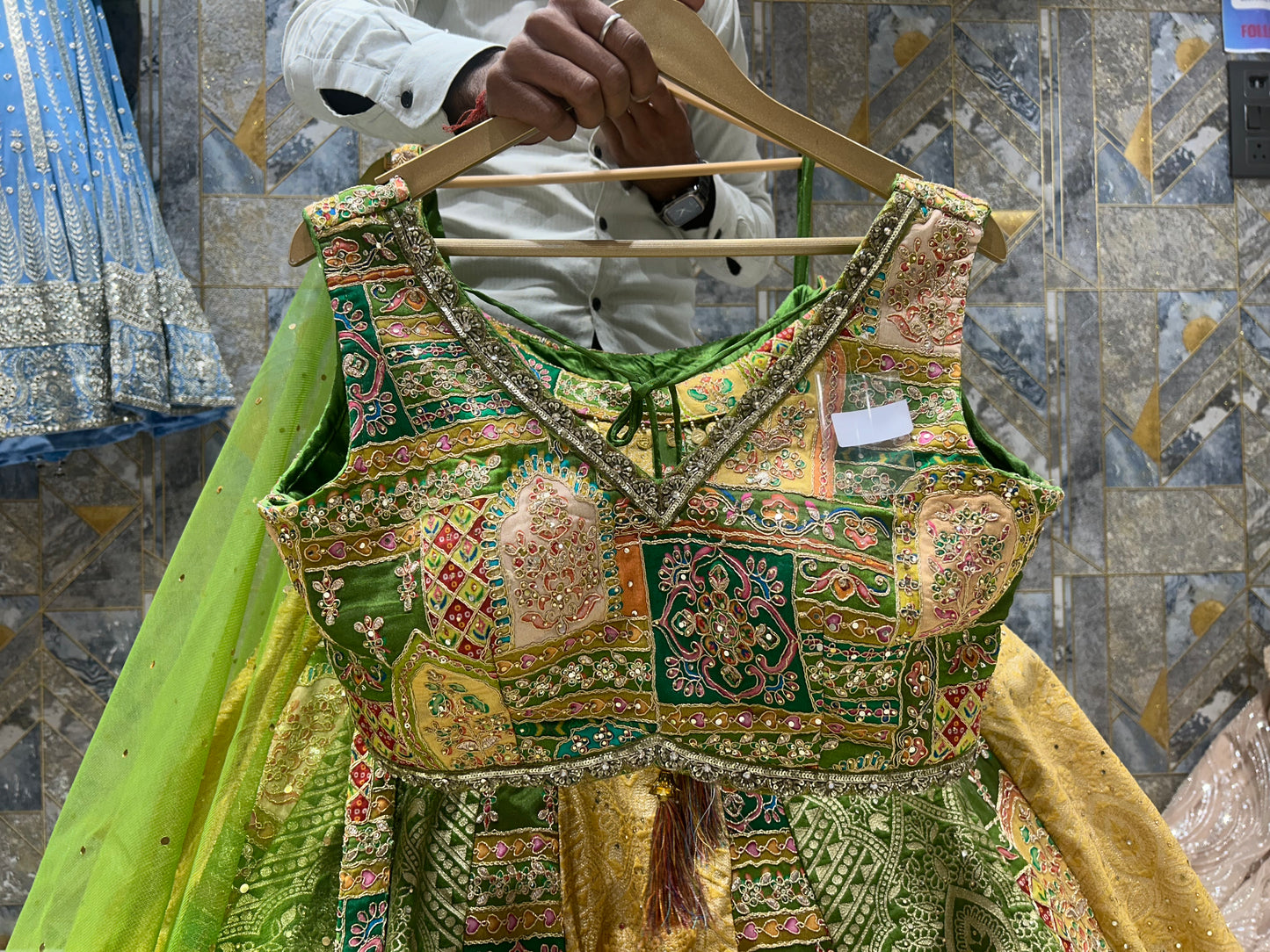 Encantador top corto tipo lehenga de mehendi haldi de color verde amarillo