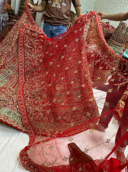 Elegante lehenga nupcial en color rojo y rosa