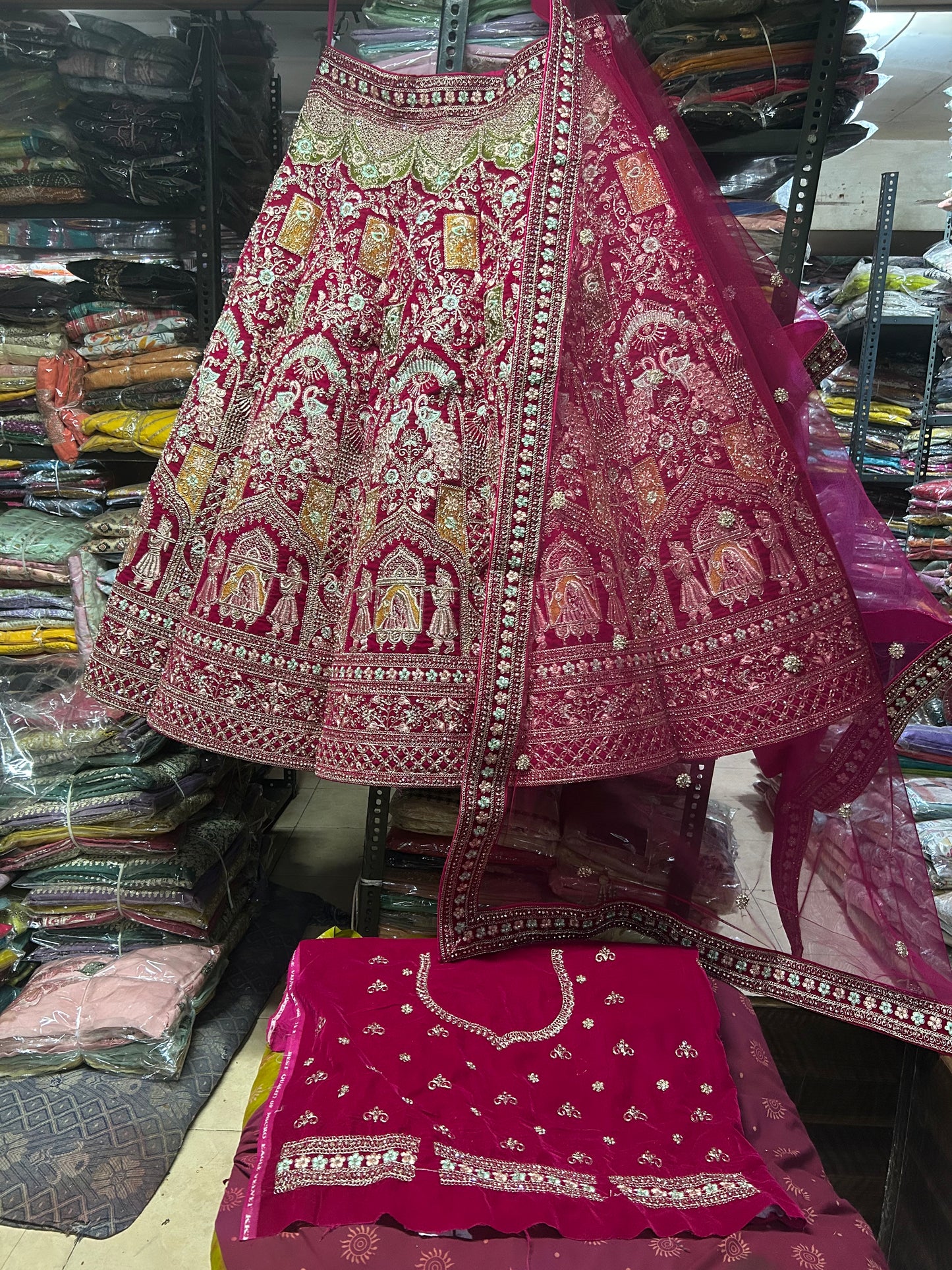 Espléndida lehenga nupcial doli Barat roja