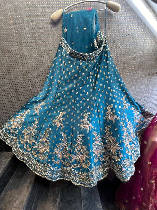 Lehenga azul hecha a mano zardozi