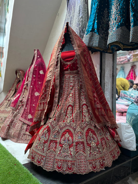 Elegante lehenga de novia de doble capa en color pavo real granate