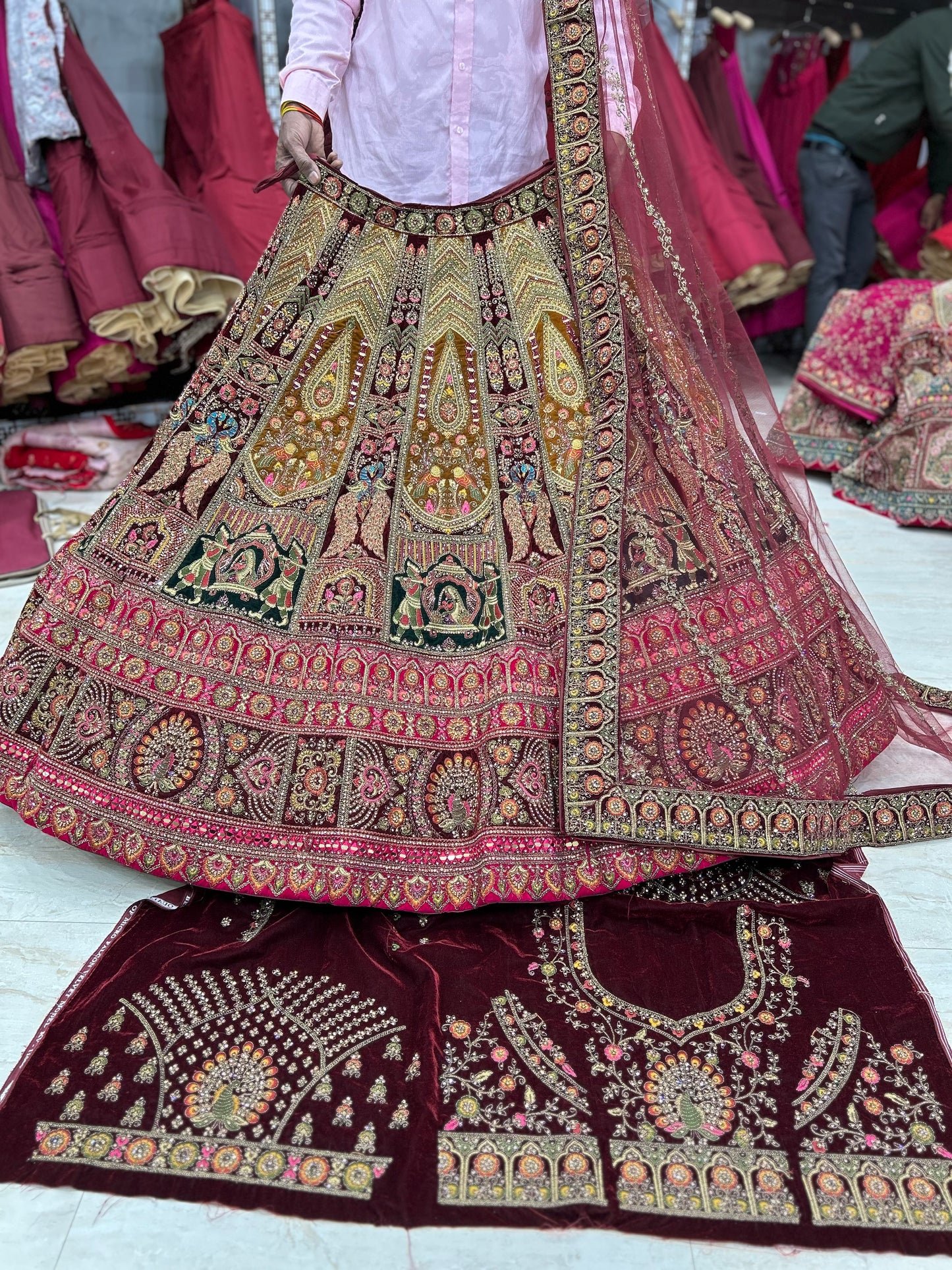 Lehenga nupcial color granate espectacular