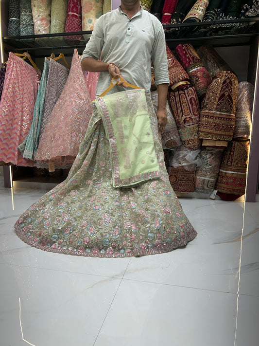 Lehenga verde claro con estampado floral