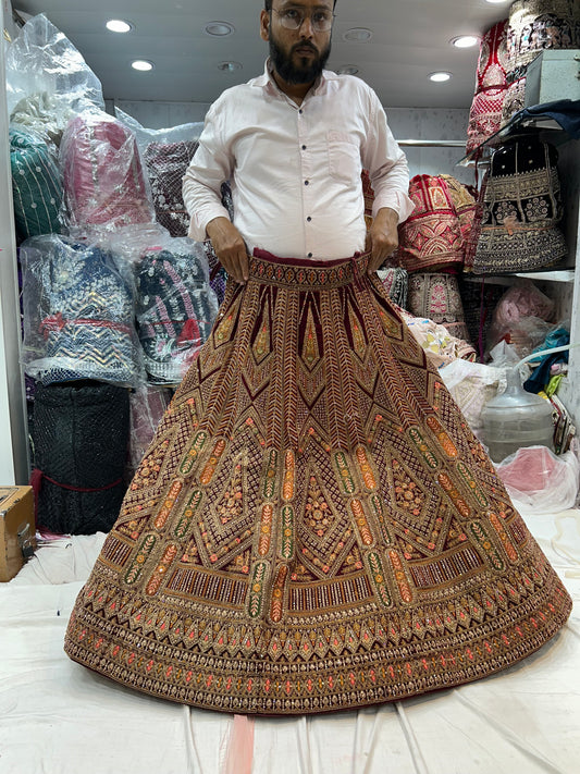 Fantástica lehenga granate de Delhi