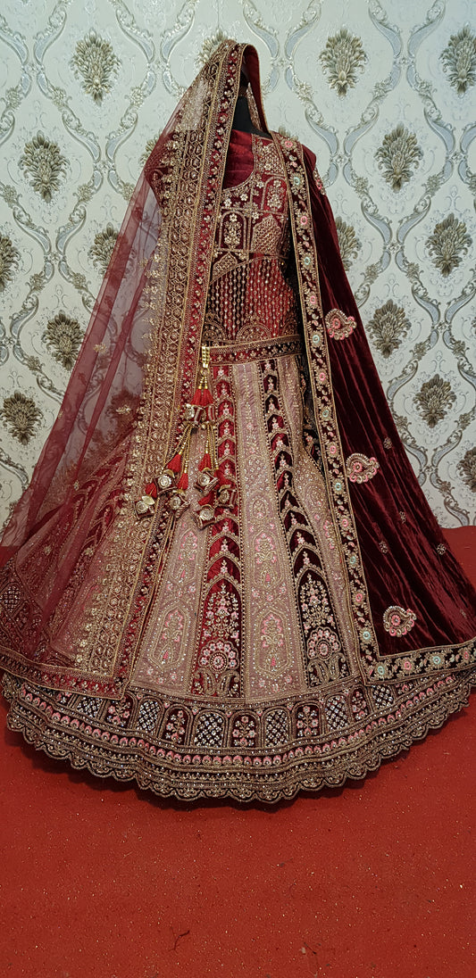 Lehenga nupcial con doble dupatta en color marfil, granate y mostaza que llama la atención