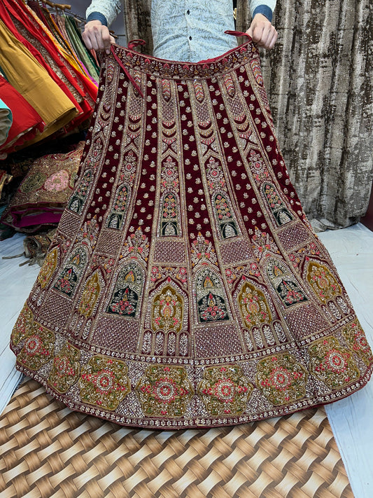 Lehenga majestuosa de color granate