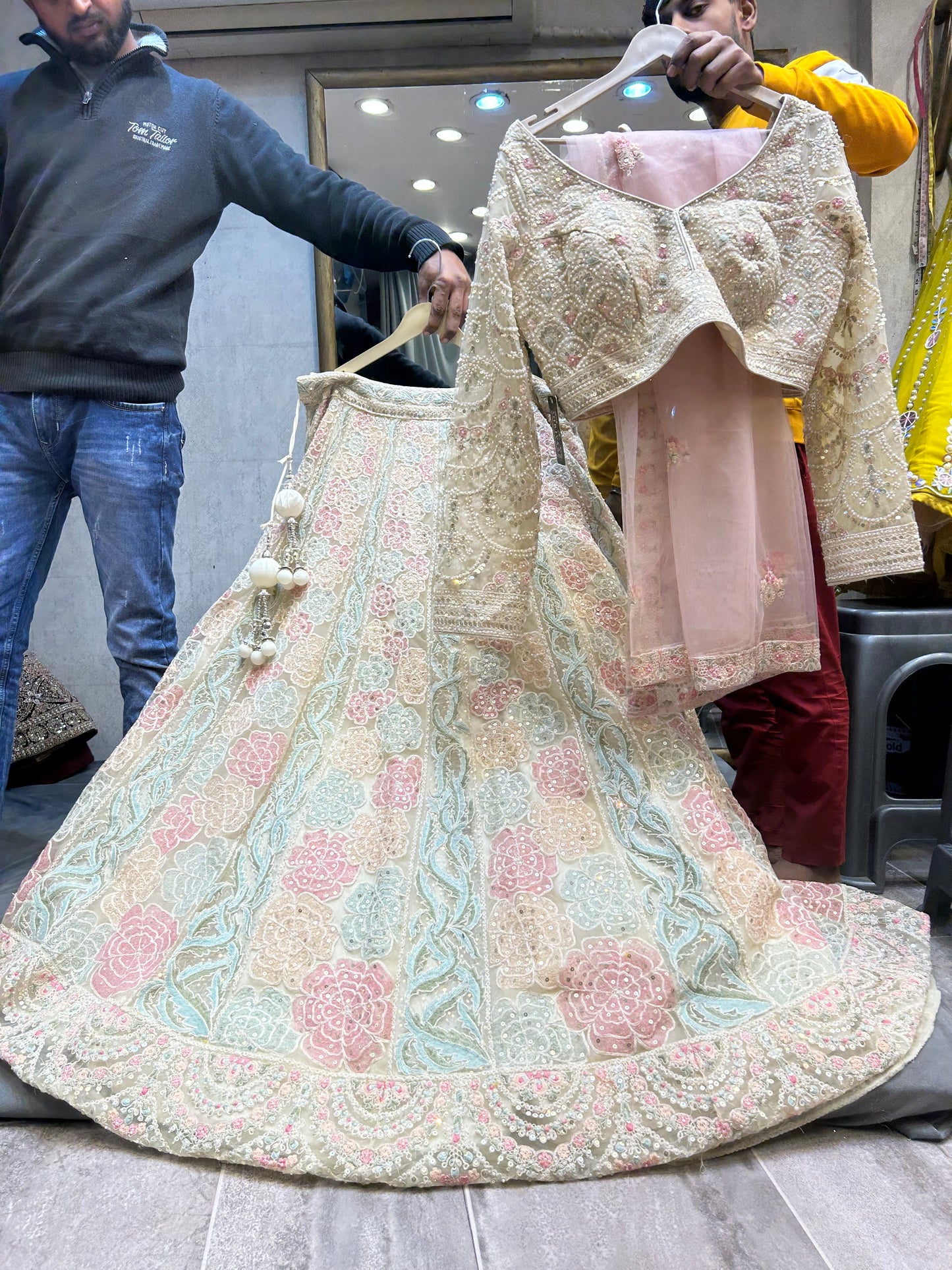 Hermosa lehenga de color blanco roto y rosa bebé