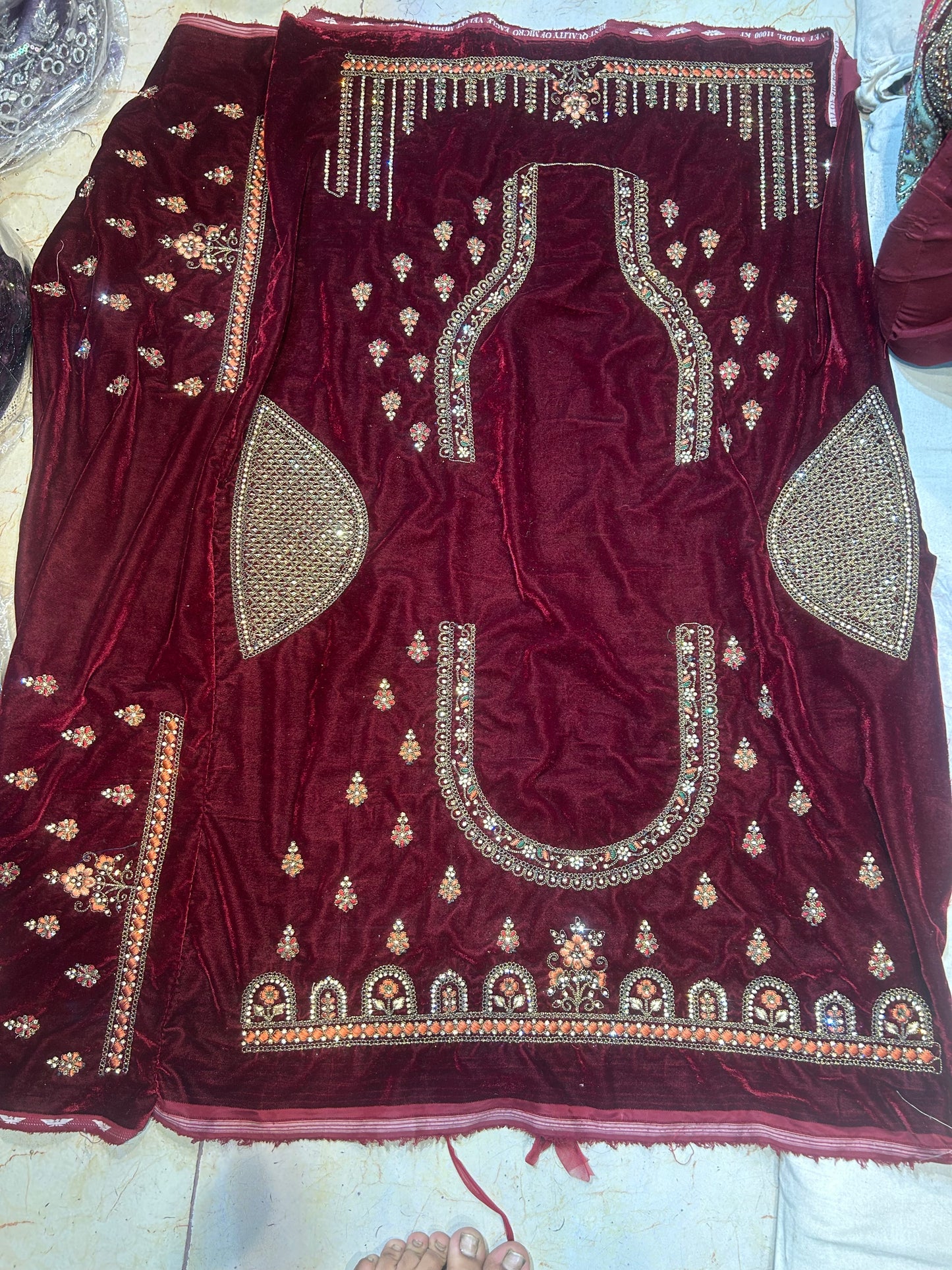 Impresionante lehenga nupcial granate doli barat