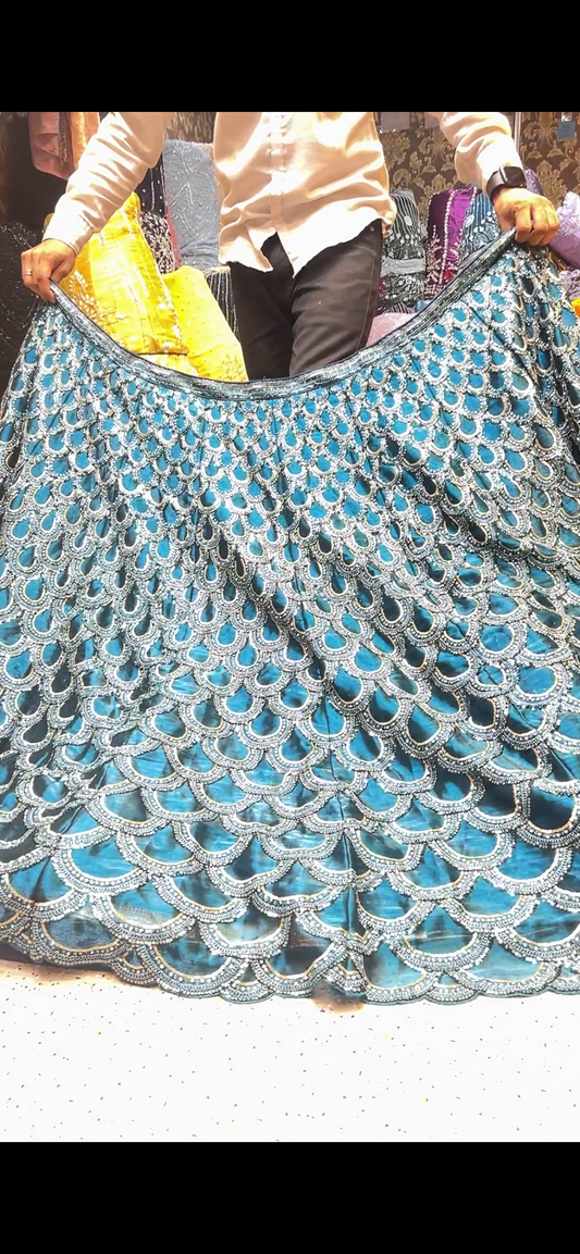 Hermosa lehenga azul con plumas de pavo real