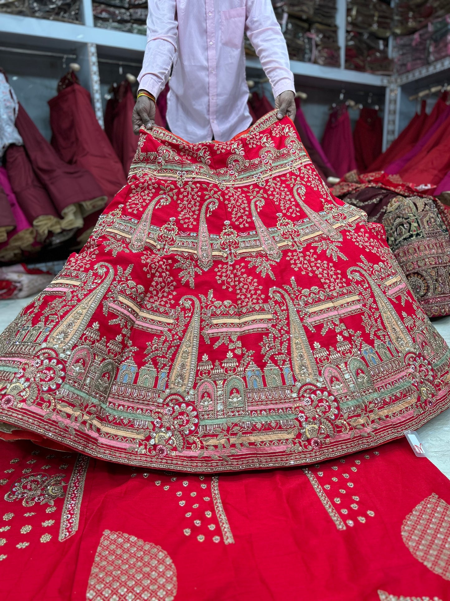 Lehenga nupcial de color rojo pavo real