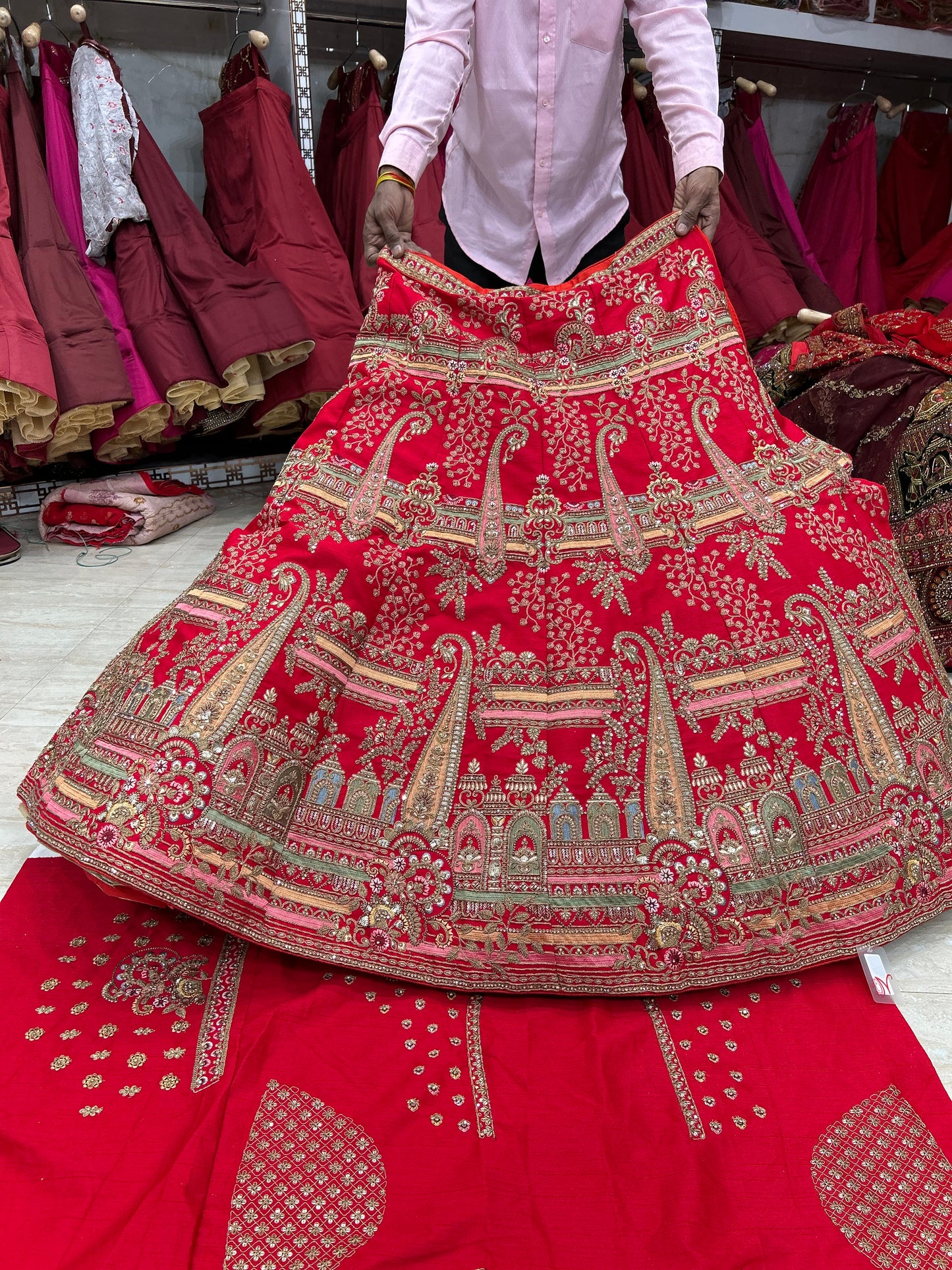 Lehenga nupcial de color rojo pavo real