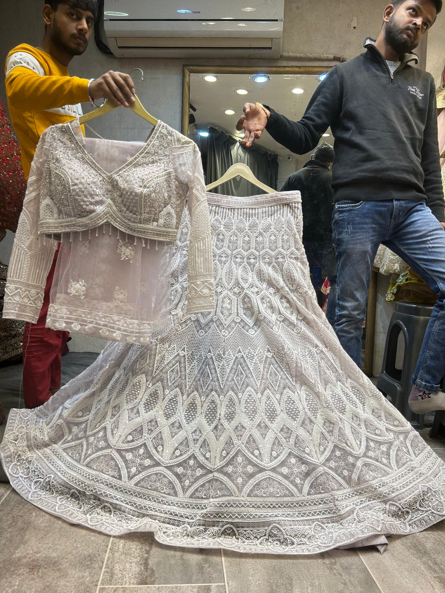 Majestuosa lehenga con top corto blanco