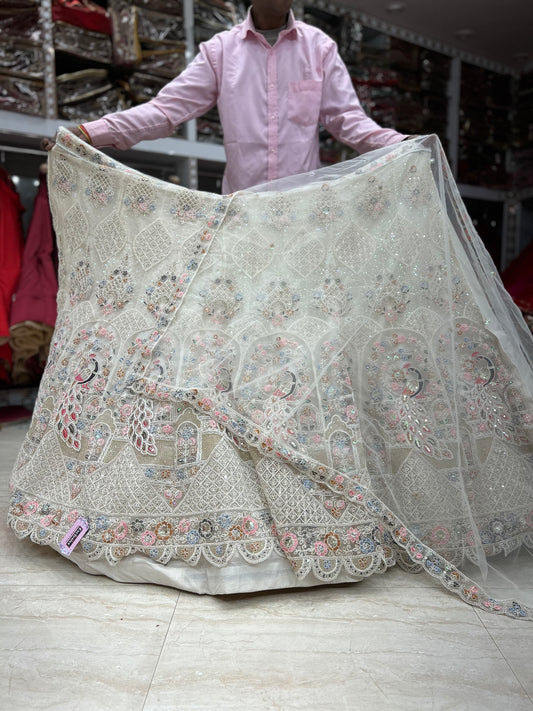 Lehenga elegante de pavo real blanco