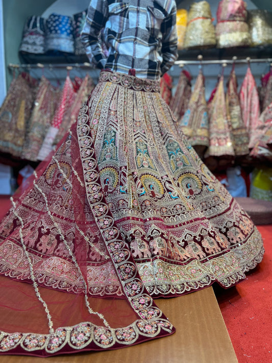 Atractiva lehenga nupcial gajraj con pavo real rojo