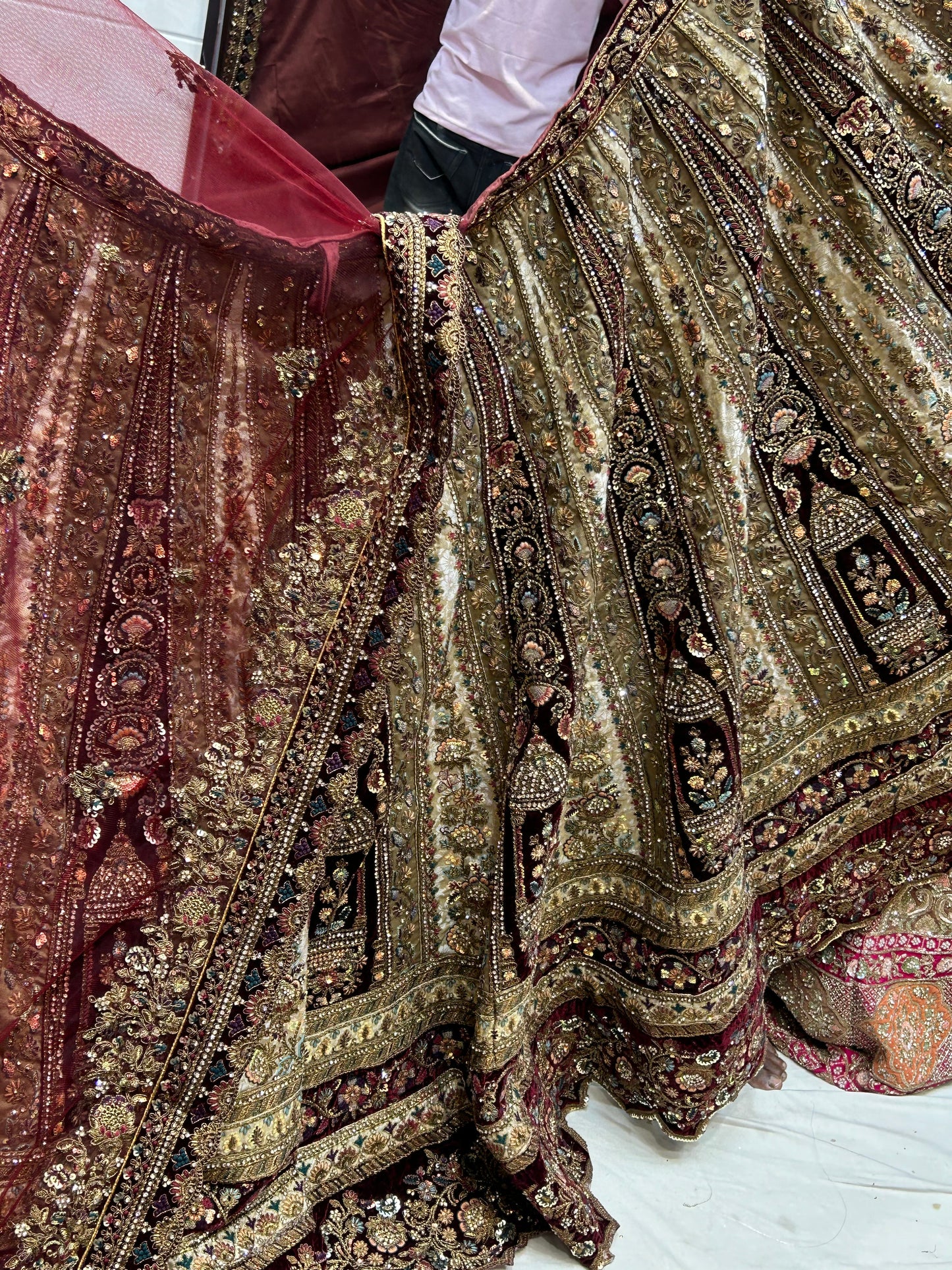 Lehenga nupcial hecha a mano en color granate intenso