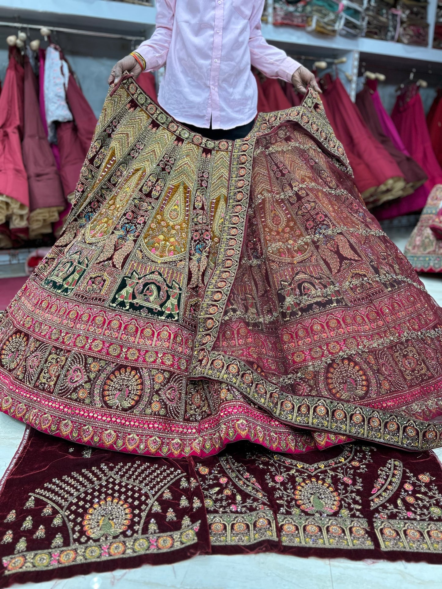 Lehenga nupcial color granate espectacular