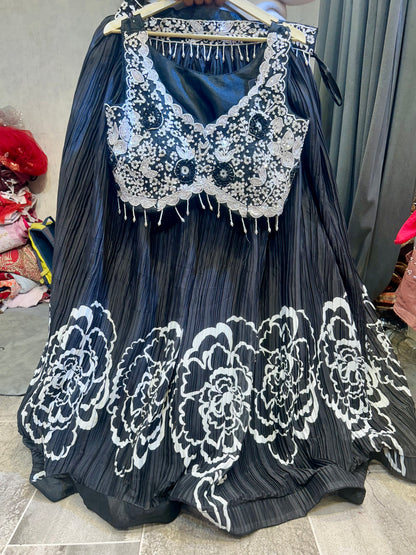 Preciosa lehenga con top corto negro