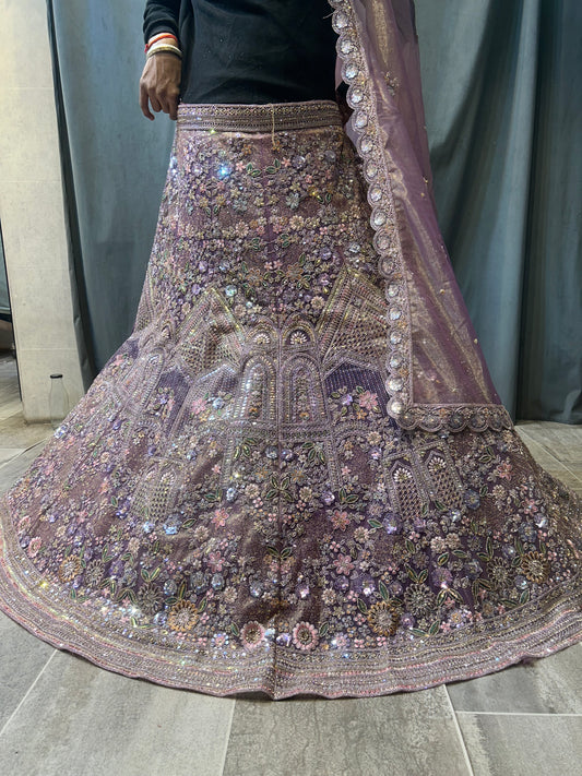 Lehenga de color rosa lavanda claro y pesado