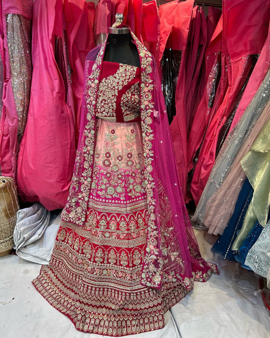 Lehenga de plumas de pavo real hecha a mano en dos tonos de color rosa omre