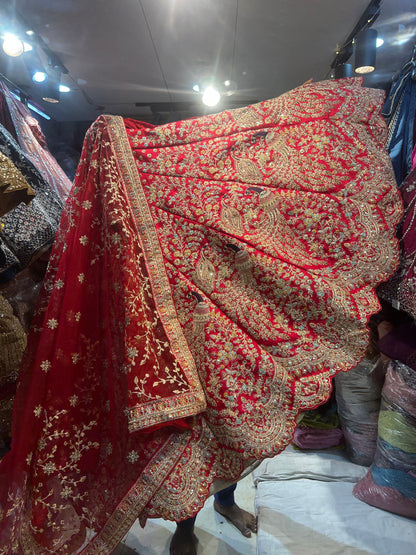 Increíble lehenga nupcial pesada con estampado de pavo real rosa rani