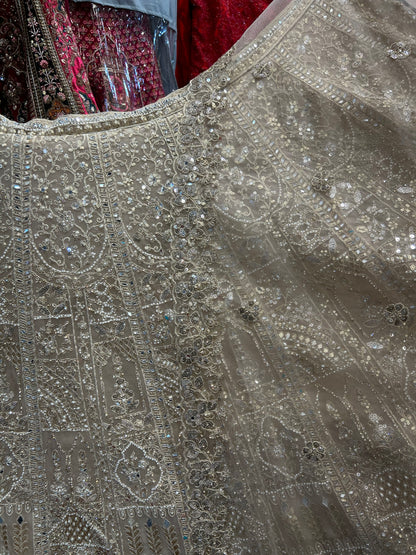 Lehenga llamativa con espejo dorado y blanco roto