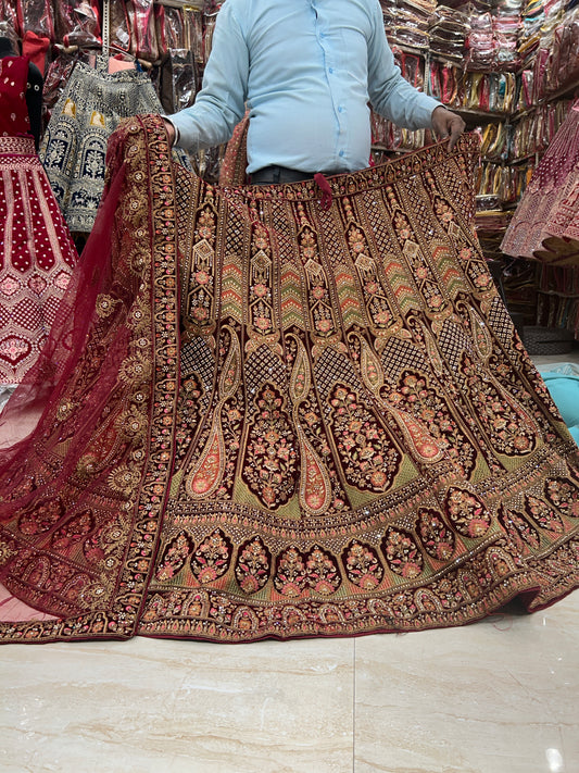 Lehenga nupcial color granate