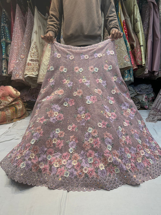 Fabulosa lehenga floral de color violeta claro