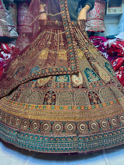 Fabulosa lehenga nupcial en dorado granate