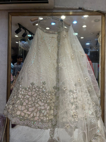 Fantástica lehenga blanca hecha a mano