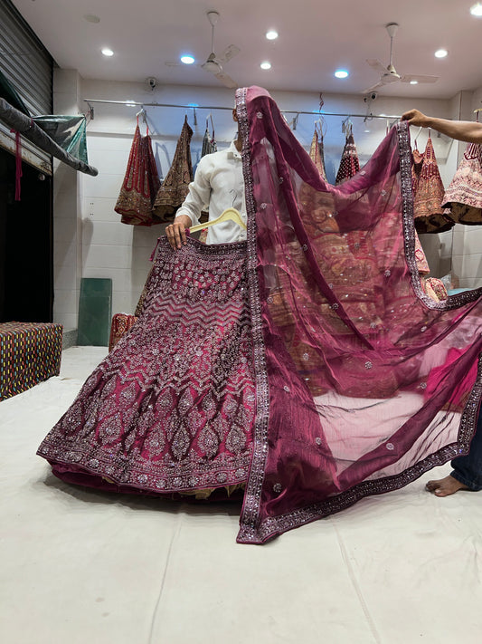 Lehenga de color vino de niña