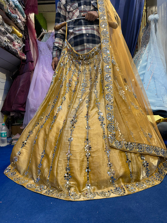 Hermoso haldi mehendi lehenga con efecto espejo amarillo