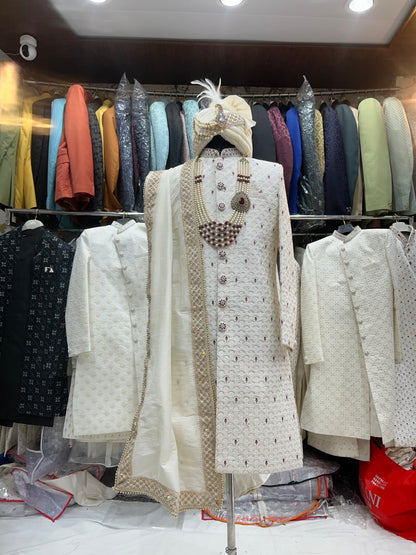 Impresionante sherwani blanco granate