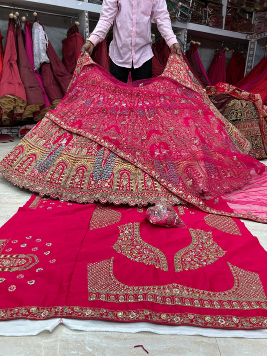 Lehenga nupcial con un bonito pavo real rojo