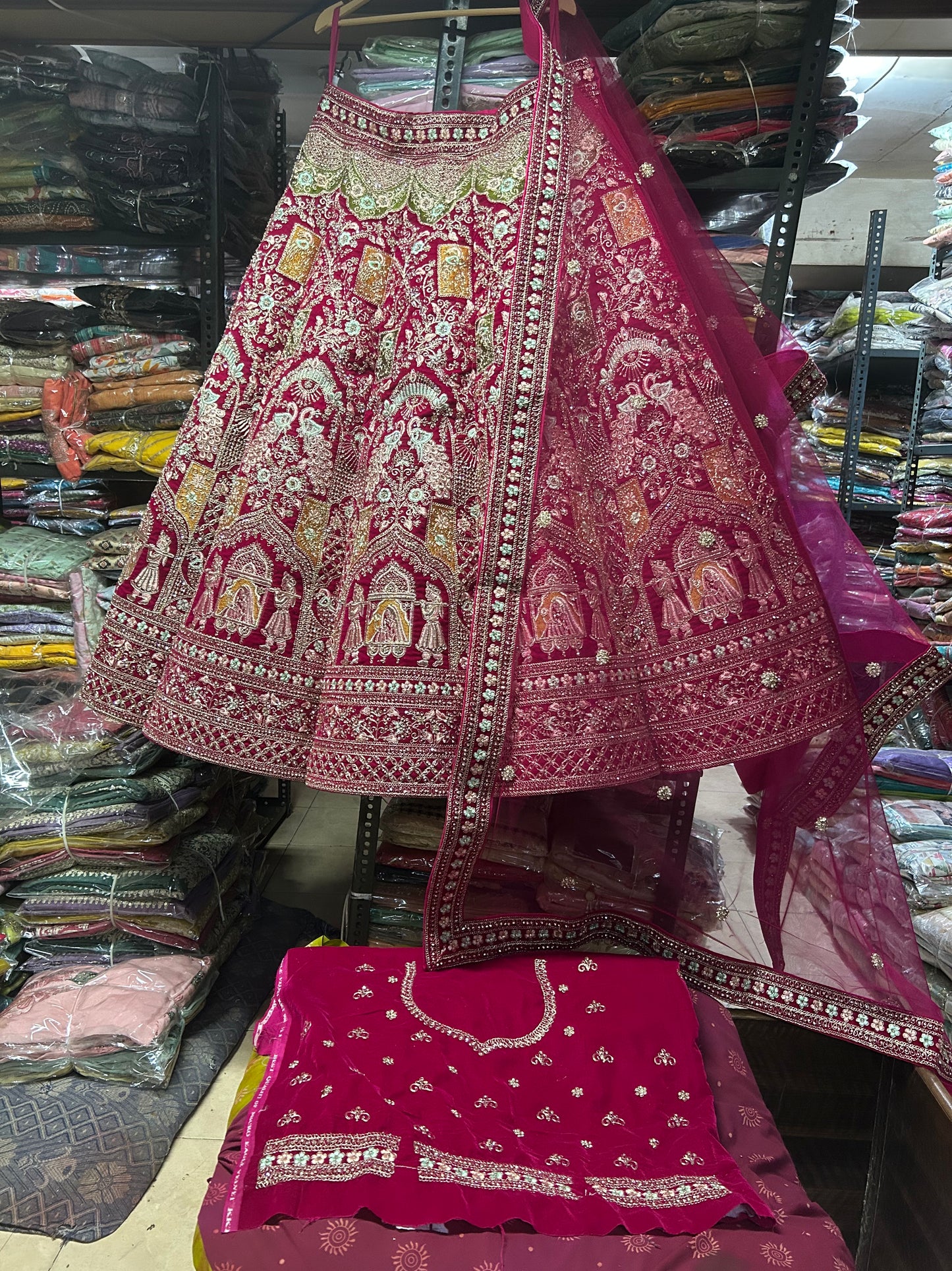 Espléndida lehenga nupcial doli Barat roja