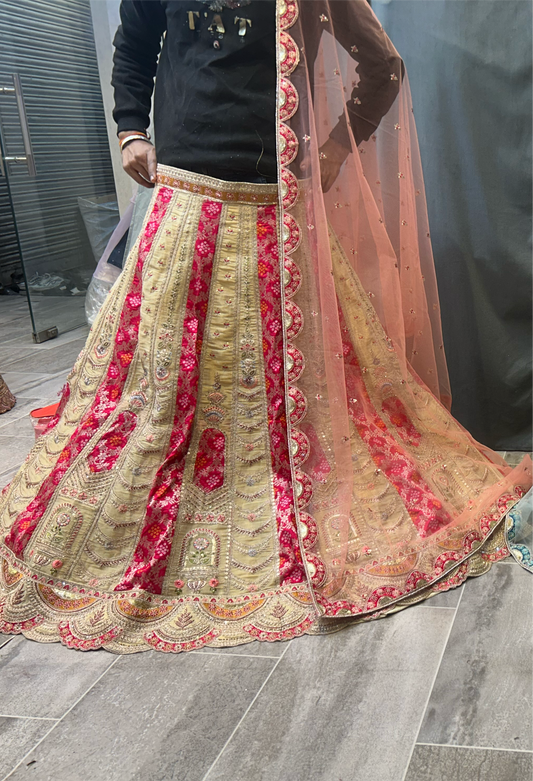 Elegante lehenga de color rojo dorado