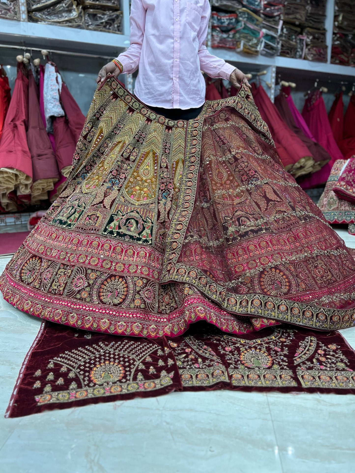 Lehenga nupcial color granate espectacular