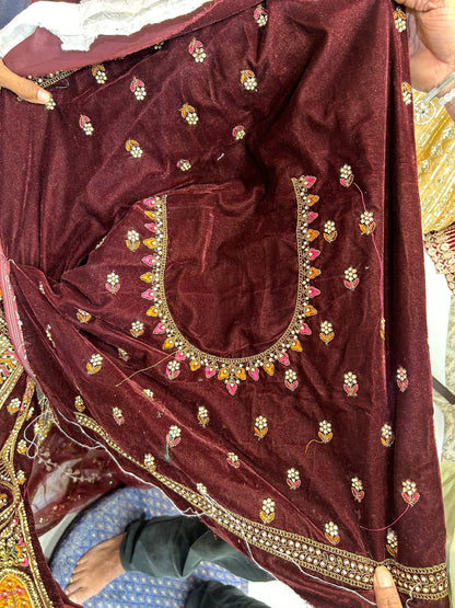 Fabulosa lehenga nupcial color granate