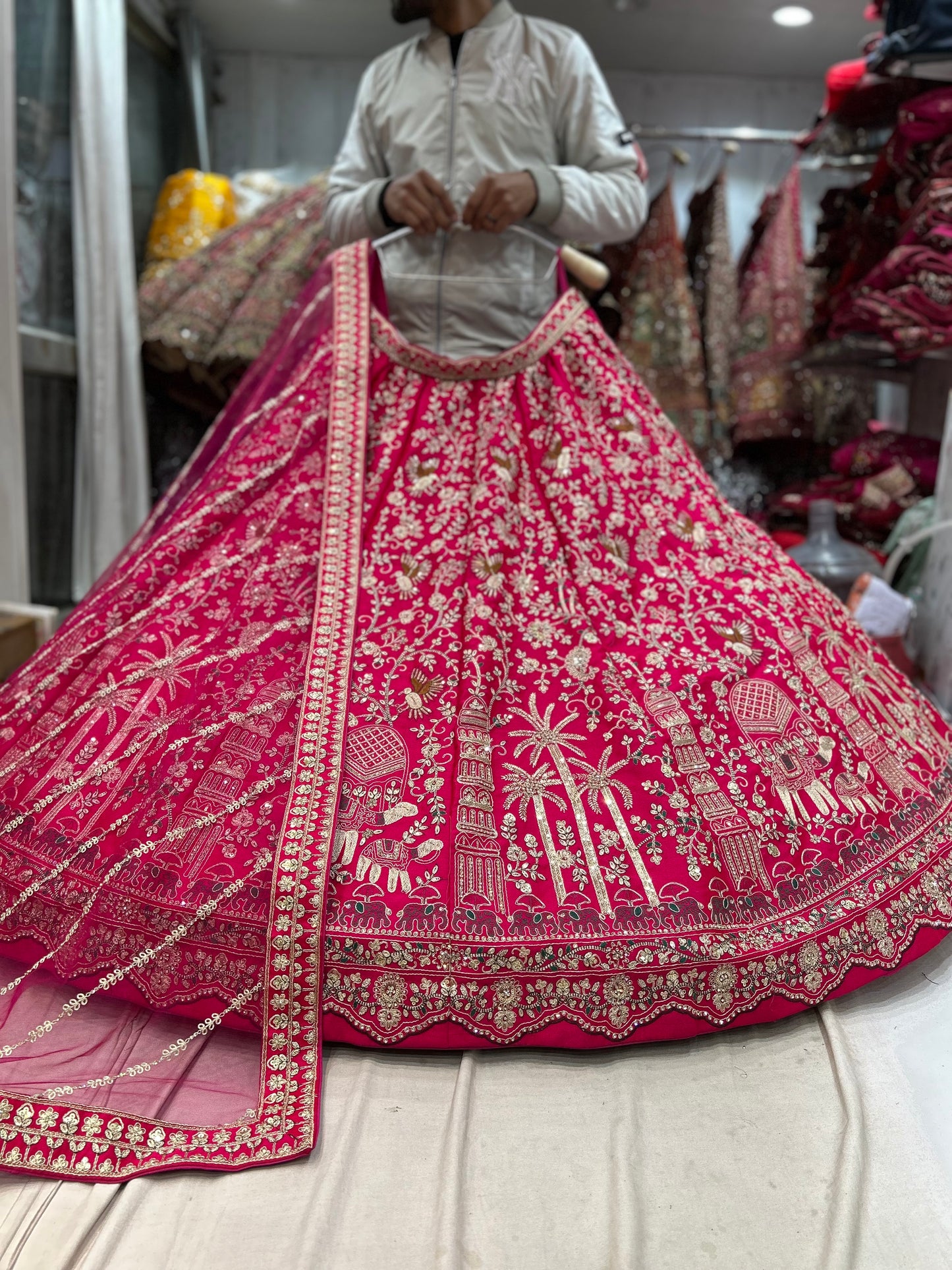 Lehenga nupcial con vuelo enorme de rani rojo de última diseñadora