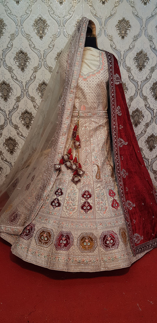 Encantadora lehenga de novia con doble dupatta en color beige y rosa pastel