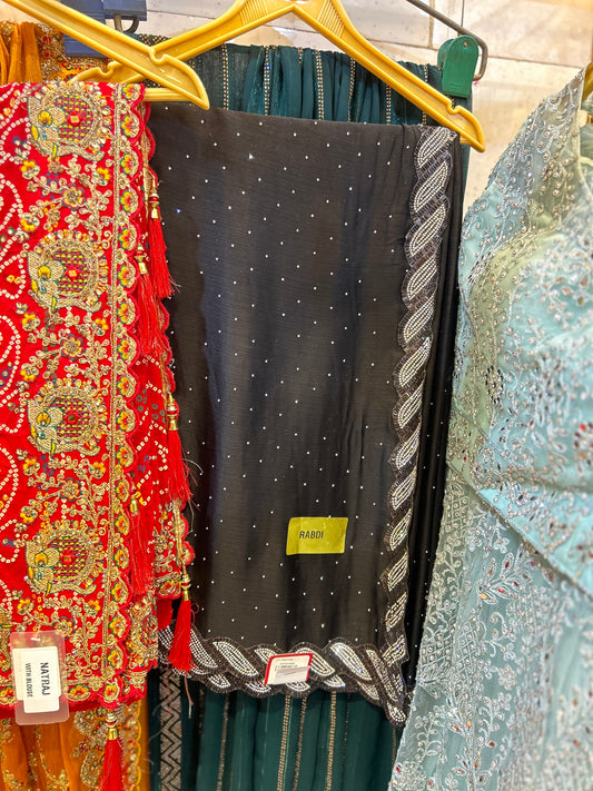 Sari negro de moda