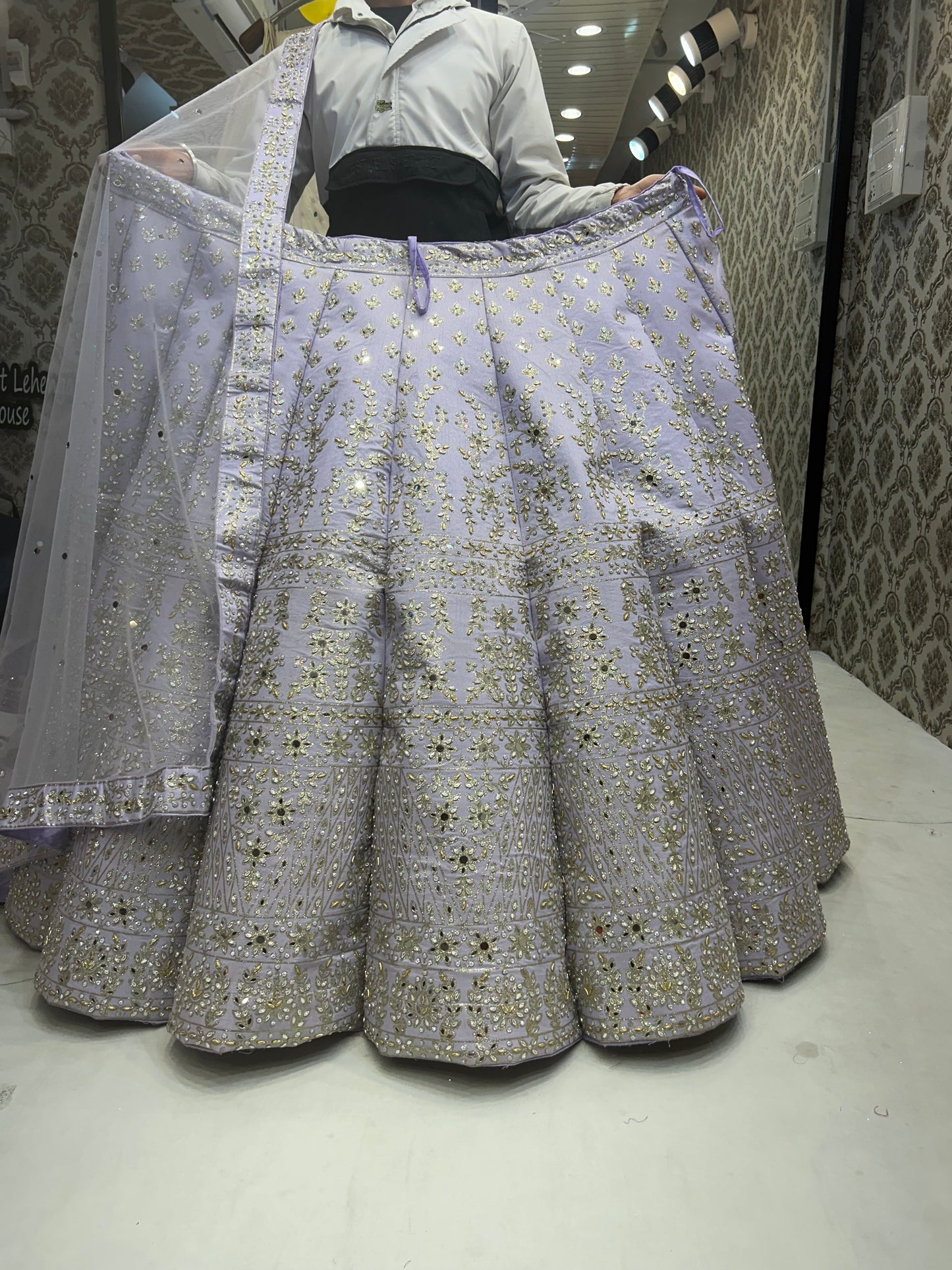 Lehenga blanca y gris de color violeta claro para niñas